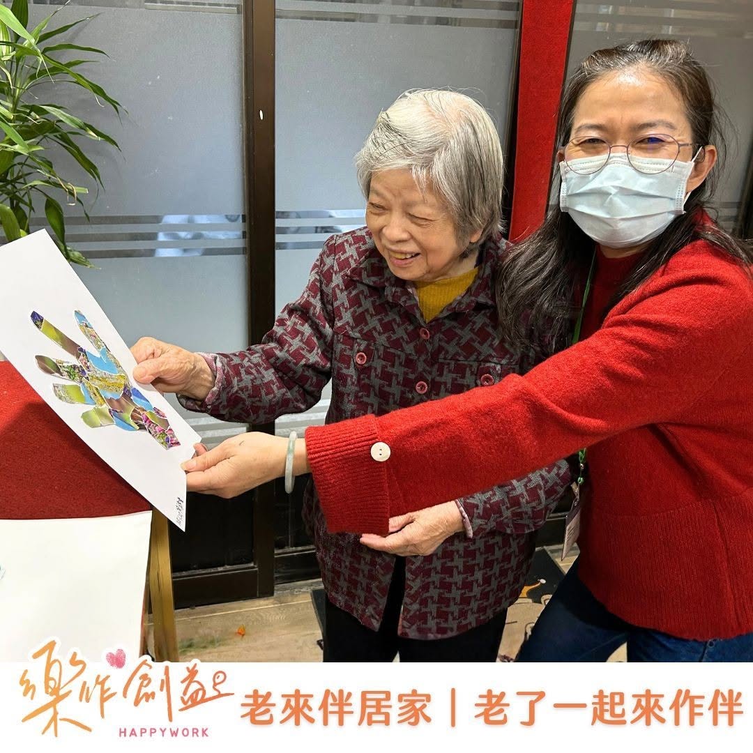 工作人員陪伴長輩進行創作活動